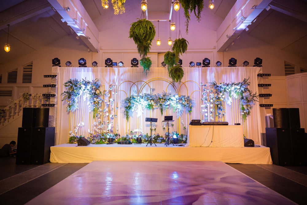 Sangeet white floral stage at The Regent Cha-Am Beach Resort, Cha-Am — Indian wedding planned by Niramit Creations.